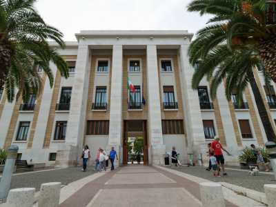 Picone/Policlinico � Siamo ora sull�extramurale Capruzzi, strada dalla quale partono varie vie che conducono nel rione Picone, meglio conosciuto come �quartiere del Policlinico�. Qui ha infatti sede il pi� grande ospedale della citt�, la cui costruzione inizi� nel 1936. L�area venne urbanizzata a partire dall�inizio del secolo scorso su quello che era il letto dell�antico torrente Picone